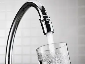 Aus einem Wasserhahn strömendes Wasser