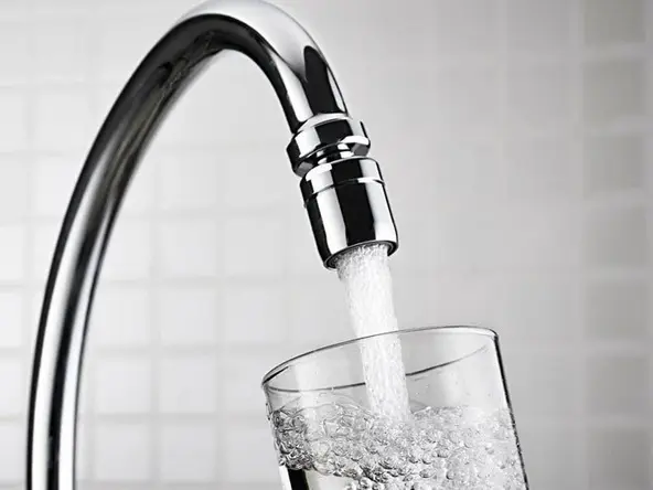 Aus einem Wasserhahn strömendes Wasser