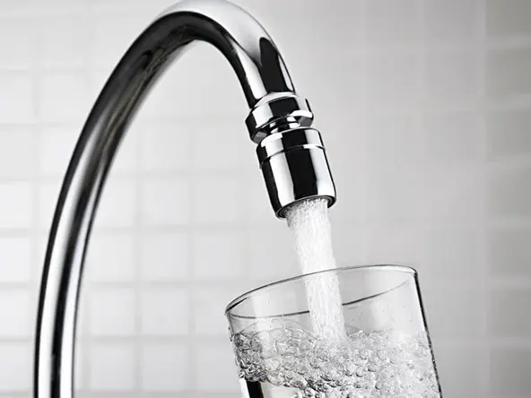Aus einem Wasserhahn strömendes Wasser