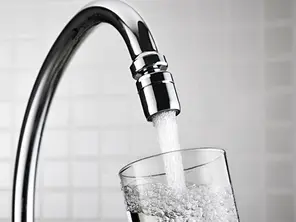 Aus einem Wasserhahn strömendes Wasser