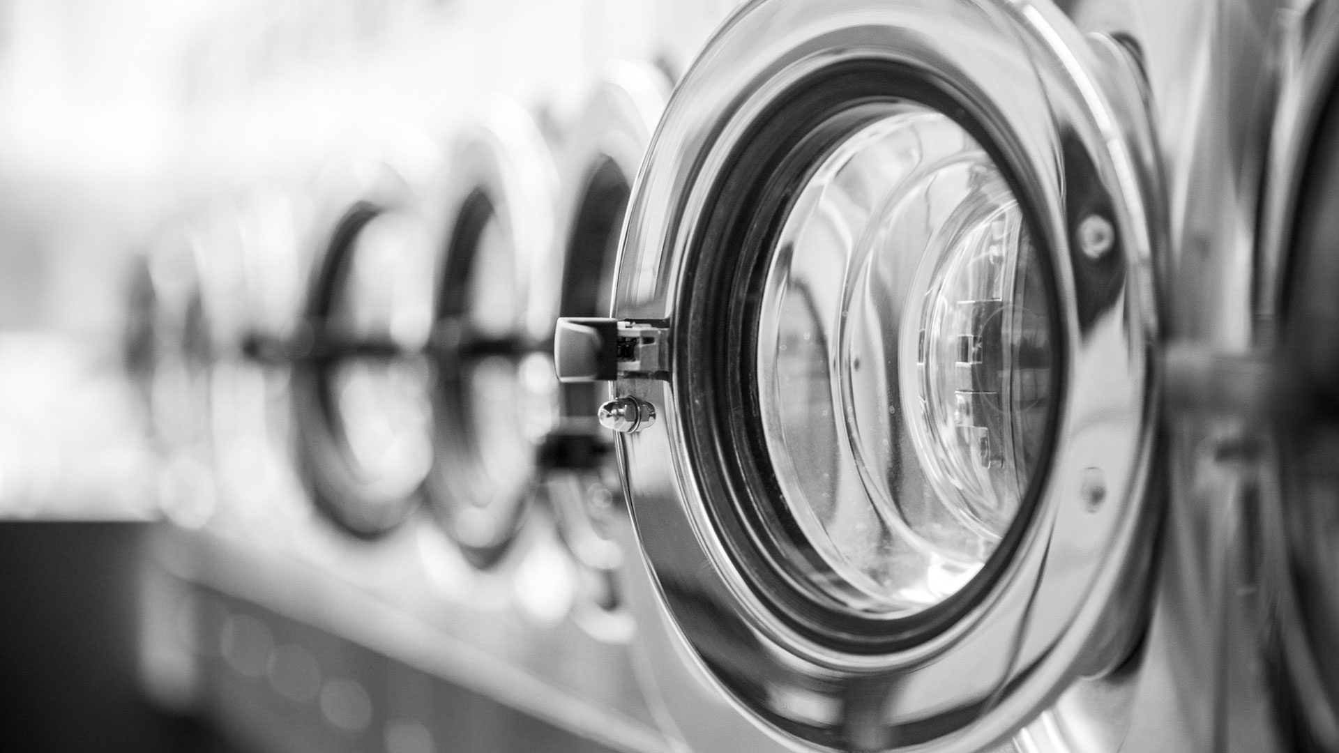 Nahaufnahme von Waschmaschinen in einer Wäscherei